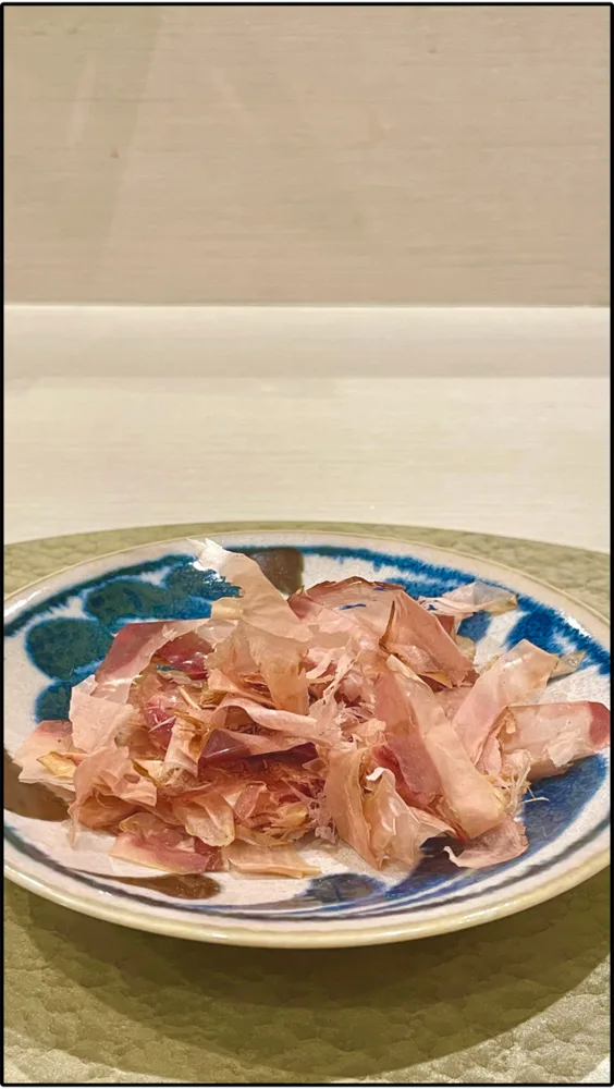 染付の皿に盛った、薄削りの鰹節