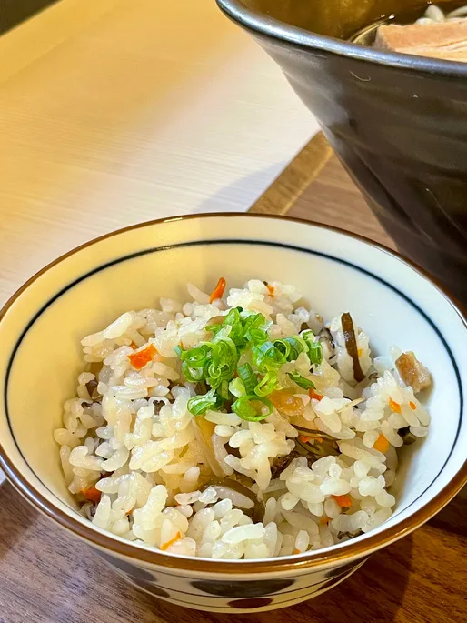 茶碗によそった、沖縄風炊き込みご飯のじゅーしー