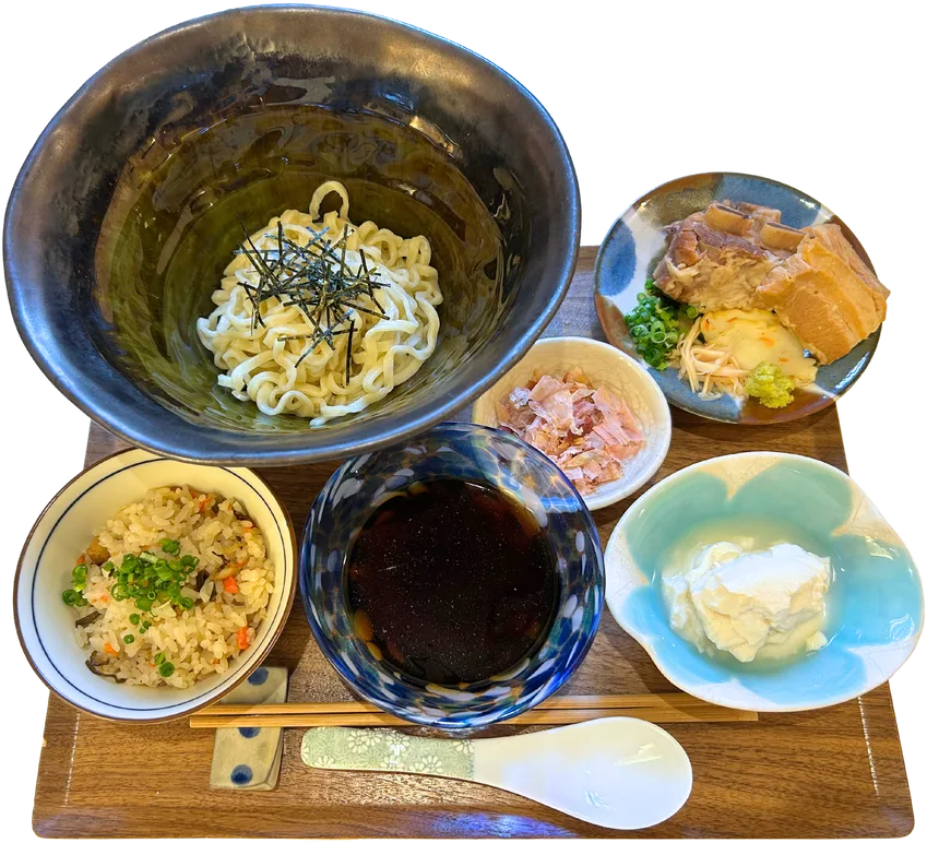 冷やしスペシャル嶺そばセット。冷たい麺とつけ汁、じゅーしー、ゆし豆腐、本ソーキと三枚肉
