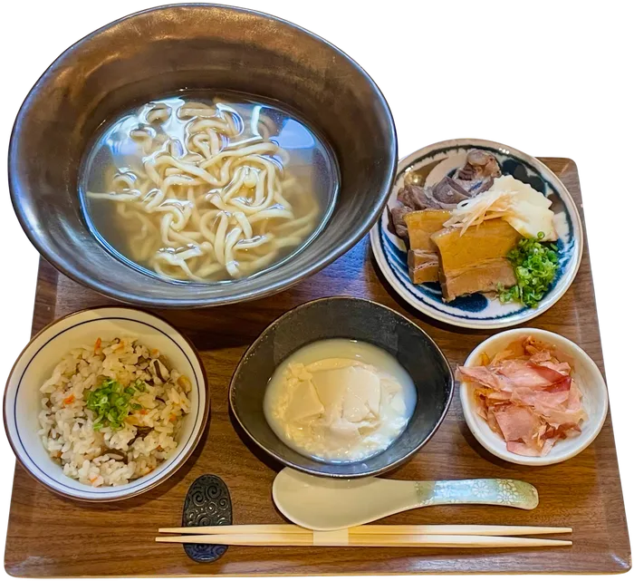 スペシャル嶺そばセット。沖縄そば、じゅーしー、ゆし豆腐、本ソーキと三枚肉、鰹節が盆に並ぶ